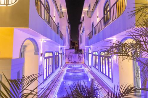 una piscina cubierta en un edificio con luces moradas en Villa FLC Sầm Sơn BT VIP Phong Cách Địa Trung Hải, en Sầm Sơn