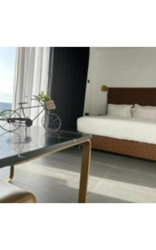 a living room with a table and a bed and a couch at מלון בוטיק H34 in Nahariyya