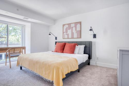 Ένα ή περισσότερα κρεβάτια σε δωμάτιο στο Menlo Park 2BR w Pool Ball Courts nr Top Schools SFO-457