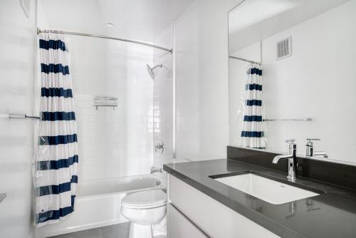 Ένα μπάνιο στο Menlo Park 2BR w Pool Ball Courts nr Top Schools SFO-457