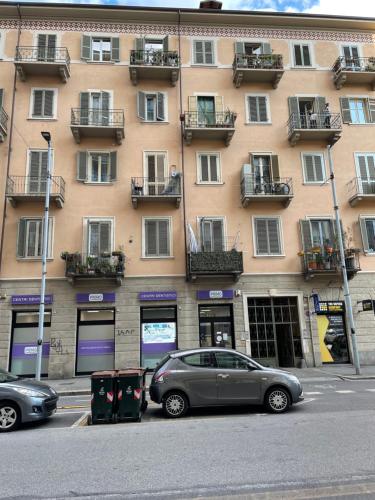un'auto parcheggiata di fronte a un edificio di Studio Hole - Lingotto a Torino