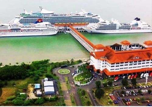 dos cruceros atracados junto a un puerto en Bdr Bukit Tinggi Klang Tropicana Garden Homestay en Klang