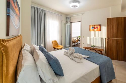 ein Schlafzimmer mit einem großen Bett und Kissen in der Unterkunft Luxury Town Center Suite, Β1 in Iraklio