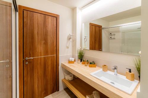 ein Badezimmer mit Waschbecken und Spiegel in der Unterkunft Luxury Town Center Suite, Β1 in Iraklio