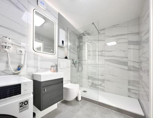 a bathroom with a shower and a toilet and a sink at Schickes Apartment in City Lage B7 in Karlsruhe