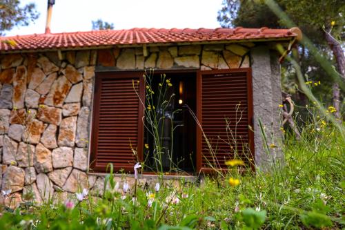 a window in a stone building with a shutter at Graneroverde Resort in Al Qbayyāt