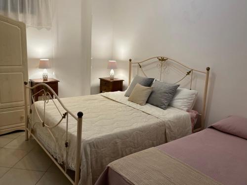 ポンペイにあるMaryRosy Pompeiのベッドルーム1室(ベッド1台付)、2泊分のスタンド(ランプ付)