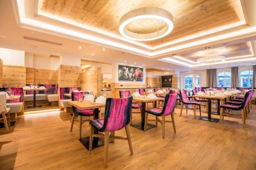 Uma área de estar em Hotel Flachauerhof