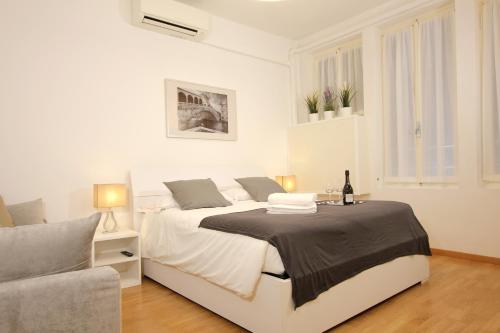biała sypialnia z łóżkiem i kanapą w obiekcie San Marco Gallery w Wenecji