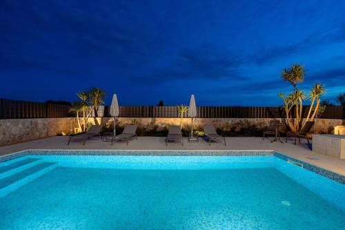 Kolam renang di atau dekat dengan Villa Ora with Heated pool, Whirlpool, 4 bedrooms