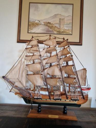 um modelo de madeira de um navio à vela sobre uma mesa em Byre 1 em Stirling