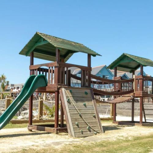 un parque infantil con tobogán en Yarborough View 1 Whitecliff Bay Bembridge Isle of Wight, en Bembridge