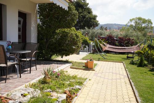 eine Terrasse mit Stühlen und einer Hängematte im Hof in der Unterkunft JASMINE STUDIOS POTOS in Potos