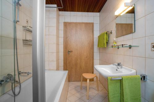 La salle de bains est pourvue d'un lavabo, d'une baignoire et de toilettes. dans l'établissement Ferienwohnungen Jonuscheit, à Bodenmais