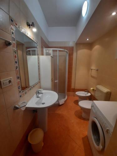 łazienka z 2 umywalkami, prysznicem i toaletą w obiekcie Banjol - ARBA w mieście Banjol