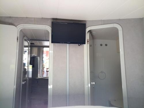 een kamer met twee spiegels en een tv aan de muur bij Mobilheim - Hausboot - Motoryacht Ilver Daytona 40 -Amoretta- in Banjole