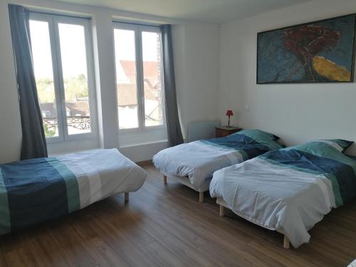 - 2 lits dans une chambre avec 2 fenêtres dans l'établissement logement entier spacieux et confortable à 1 h de Paris, à Courtenay