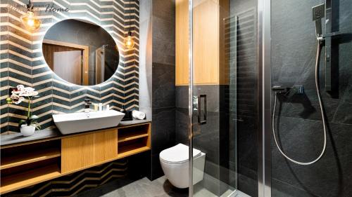 a bathroom with a sink toilet and a mirror at Wonder Home - Apartamenty Hillside tuż przy stoku, z widokiem na góry - plac zabaw i zewnętrzna siłownia na terenie kompleksu in Karpacz
