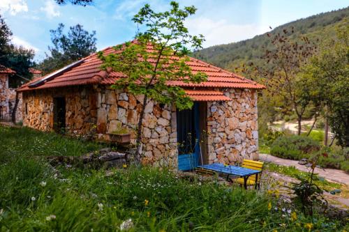 a stone building with a bench in front of it at Graneroverde Resort in Al Qbayyāt