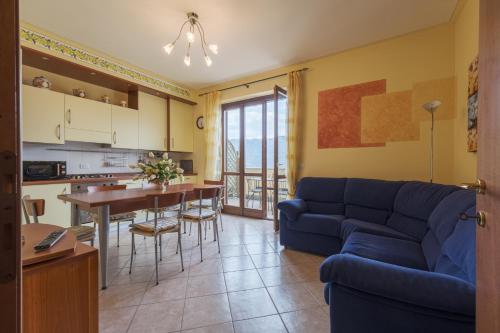 een woonkamer met een blauwe bank en een tafel bij De Gasperi 14 in Sale Marasino