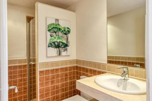 bagno con lavandino e specchio di Villa Brenda Torremirona Resort a Navata