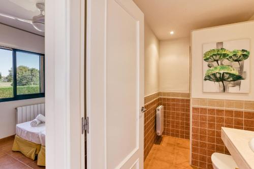 une salle de bain avec un lavabo et des toilettes dans l'établissement Villa Brenda Torremirona Resort, à Navata