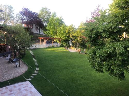 una vista aérea de un patio trasero con césped en Casale di Anna, en Piea