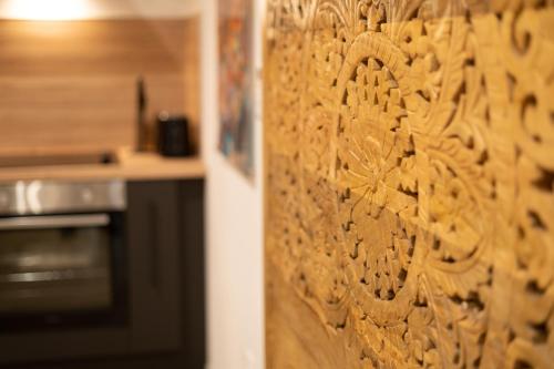a close up of a wooden wall in a kitchen at Capsule Marrakech I Chicha I Sauna I Balnéo I Console PS5 I Cinéma in Trith-Saint-Léger