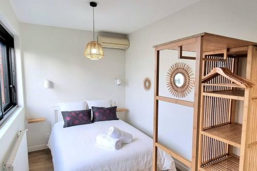 Postel nebo postele na pokoji v ubytování Studio Chic & Garden - Parking - Wifi - TV