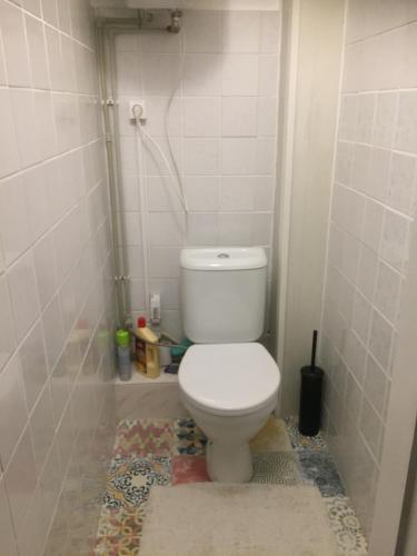 une petite salle de bain avec toilettes et douche dans l'établissement Jaukus būstas netoli Šaulio skulptūros, à Druskininkai