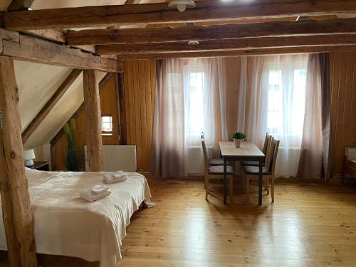 利耶帕亞的住宿－Kapteinis，一间卧室配有一张床和一张桌子及椅子