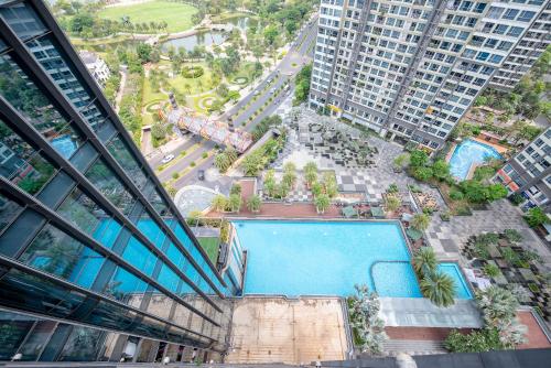 uma vista superior de uma piscina num edifício em THE LANDMARK 81-VINHOMES LUXURY em Ho Chi Minh