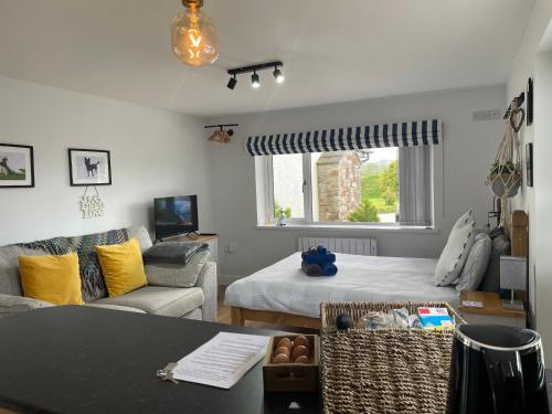 uma sala de estar com uma cama e um sofá em West Moor View Apartment em Launceston