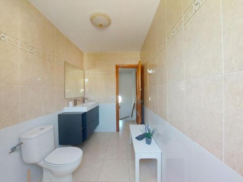 卡拉布蘭卡的住宿－Villa Limón，一间带卫生间和水槽的浴室