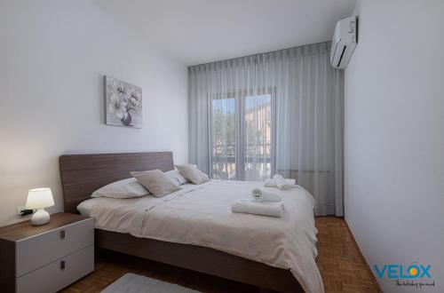 ein Schlafzimmer mit einem großen Bett mit zwei Handtüchern darauf in der Unterkunft Darko in Poreč