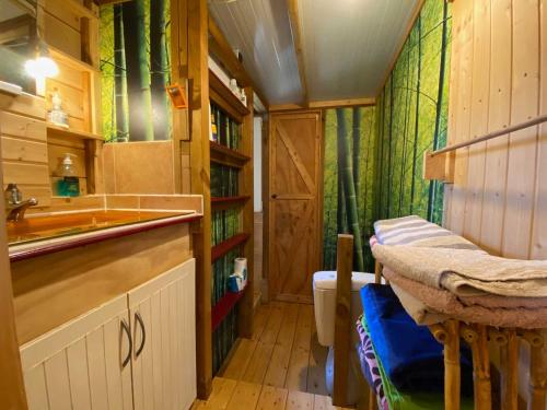 Un baño pequeño con lavabo e inodoro. en El Canto de las Ranas, en Barbate