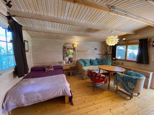 Un dormitorio con una cama, una mesa y un sofá. en El Canto de las Ranas, en Barbate