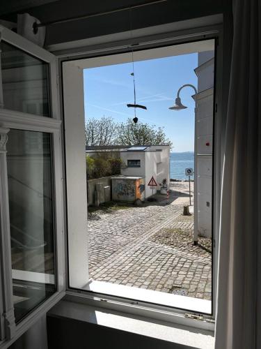 a window of a house with a view of the ocean at Homelig Altstadt Ferienwohnung Sassnitz 3 in Sassnitz