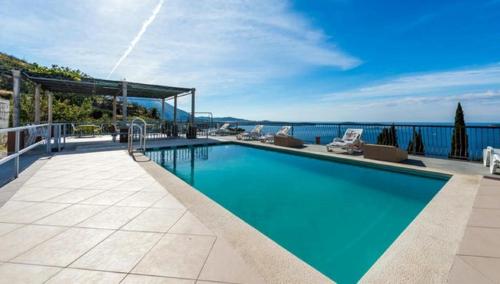 una piscina con vistas al agua en Apartments Klis, en Mlini