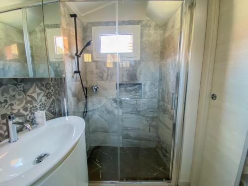 ein Bad mit einer Dusche und einem Waschbecken in der Unterkunft La Casetta - Appartamento Centro Storico Albenga in Albenga