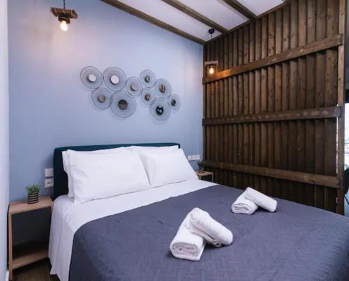 um quarto com uma cama com duas toalhas em Havana 5 studio Sea and Pool em Gázion