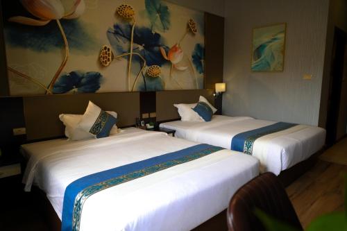 2 camas en una habitación de hotel con sábanas blancas en 东都明月酒店Dong Do Minh Nguyet en Bồ Sơn