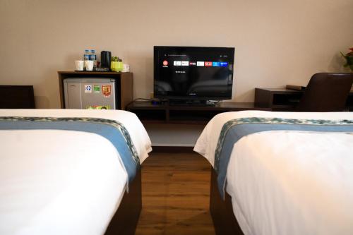 东都明月酒店Dong Do Minh Nguyet tesisinde bir odada yatak veya yataklar