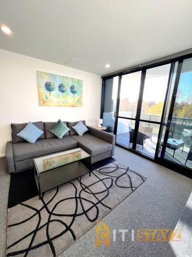 Posezení v ubytování Fab in Phillip - 2bd 2bth Apt - Close to CBR Hospital