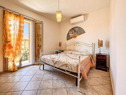 sypialnia z łóżkiem i oknem w obiekcie Via Sardegna w mieście Santa Teresa Gallura