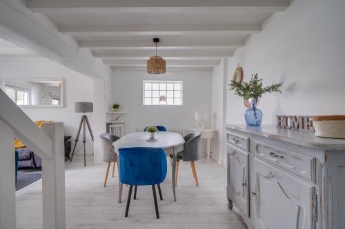une cuisine et une salle à manger avec une table et des chaises dans l'établissement La Casa Bohème - Superbe maison avec parking privé, à Bordeaux