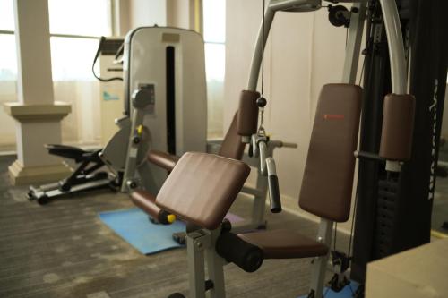 Un gimnasio con equipo cardiovascular en una habitación. en 东都明月酒店Dong Do Minh Nguyet, en Bồ Sơn