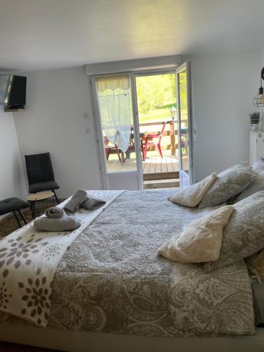 Кровать или кровати в номере Chambres d’hôtes plateau des mille étangs