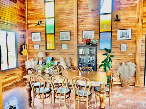 Ban Wang Muang的住宿－Rang Robin Farmstay for 4 with pool，一间带桌椅的用餐室