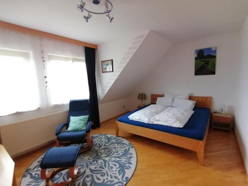 1 dormitorio con 1 cama y 2 sillas en Ursprunghof, en Zeutschach